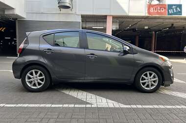 Хетчбек Toyota Prius C 2015 в 