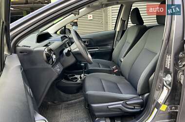 Хетчбек Toyota Prius C 2015 в 