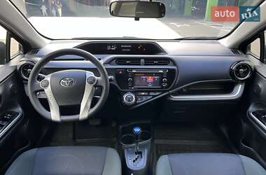 Хетчбек Toyota Prius C 2015 в 
