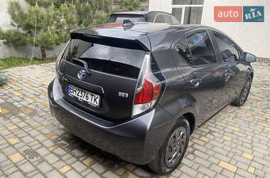 Хэтчбек Toyota Prius C 2016 в 