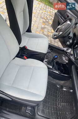 Хэтчбек Toyota Prius C 2016 в 
