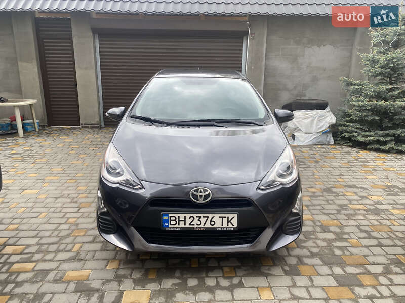Хэтчбек Toyota Prius C 2016 в 