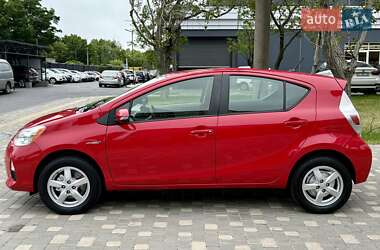 Хэтчбек Toyota Prius C 2012 в 