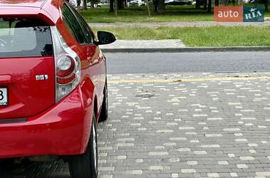 Хэтчбек Toyota Prius C 2012 в 