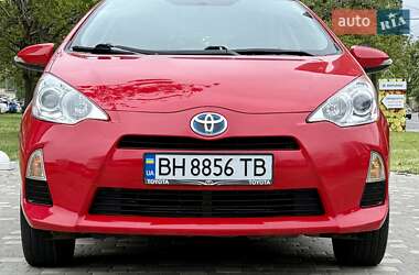 Хэтчбек Toyota Prius C 2012 в 