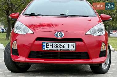 Хэтчбек Toyota Prius C 2012 в 