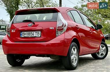 Хэтчбек Toyota Prius C 2012 в 