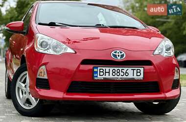 Хэтчбек Toyota Prius C 2012 в 
