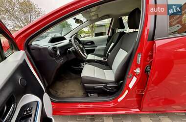 Хэтчбек Toyota Prius C 2012 в 
