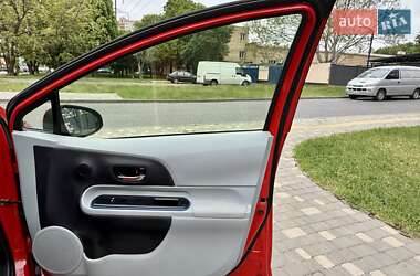 Хэтчбек Toyota Prius C 2012 в 