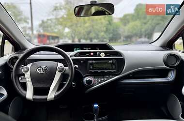 Хэтчбек Toyota Prius C 2012 в 