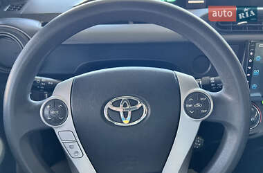 Хэтчбек Toyota Prius C 2013 в 
