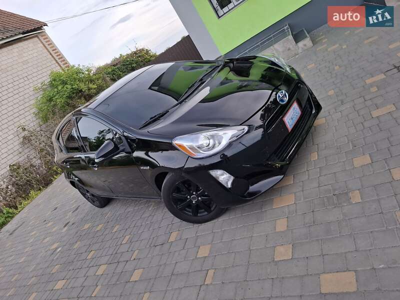 Хэтчбек Toyota Prius C 2016 в 