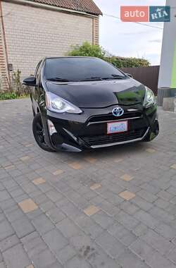 Хэтчбек Toyota Prius C 2016 в 