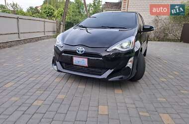 Хэтчбек Toyota Prius C 2016 в 