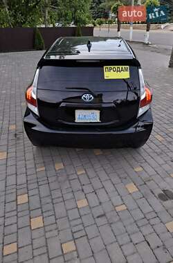 Хэтчбек Toyota Prius C 2016 в 