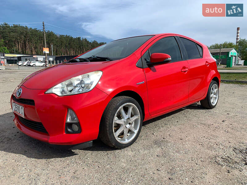 Хэтчбек Toyota Prius C 2015 в 