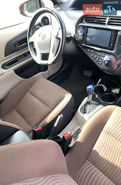 Хэтчбек Toyota Prius C 2015 в 
