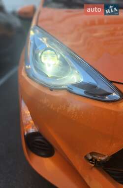 Хэтчбек Toyota Prius C 2014 в 