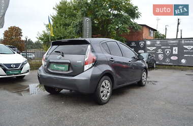 Хэтчбек Toyota Prius C 2012 в 