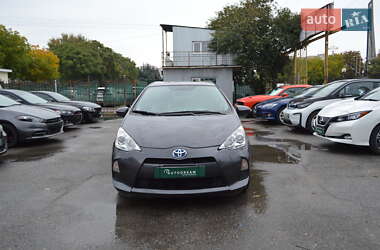 Хэтчбек Toyota Prius C 2012 в 