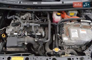 Хэтчбек Toyota Prius C 2012 в 