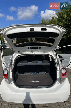 Хэтчбек Toyota Prius C 2013 в 