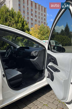 Хэтчбек Toyota Prius C 2013 в 