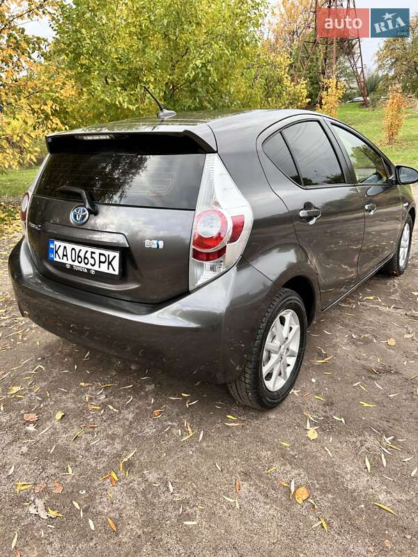 Хэтчбек Toyota Prius C 2012 в Кропивницком
