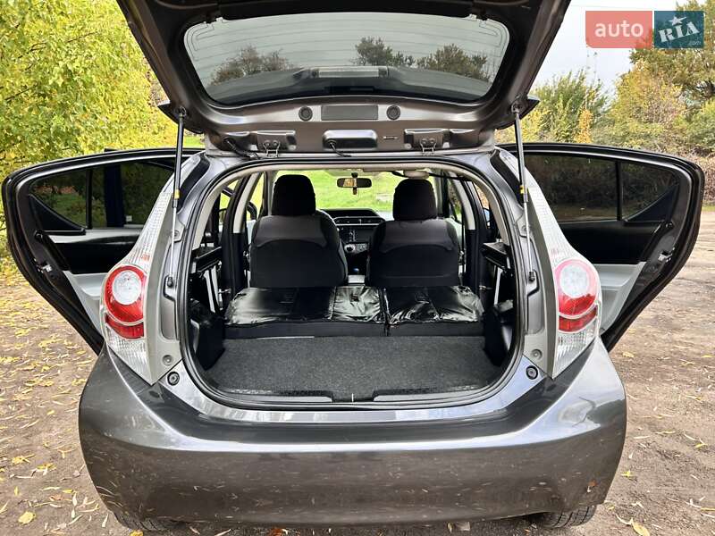 Хэтчбек Toyota Prius C 2012 в Кропивницком