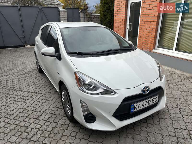 Хетчбек Toyota Prius C 2015 в Дніпрі