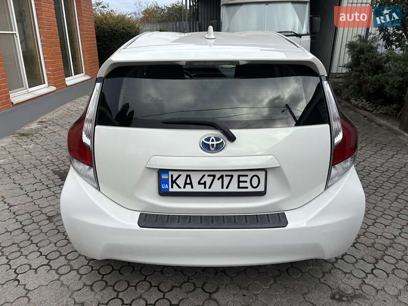 Хетчбек Toyota Prius C 2015 в Дніпрі