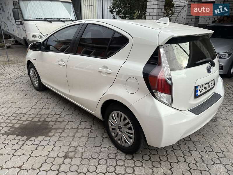 Хетчбек Toyota Prius C 2015 в Дніпрі