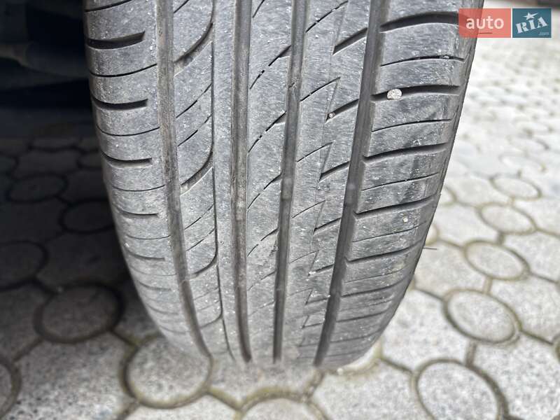 Хетчбек Toyota Prius C 2015 в Дніпрі