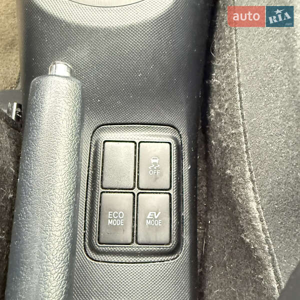 Хэтчбек Toyota Prius C 2015 в Киеве