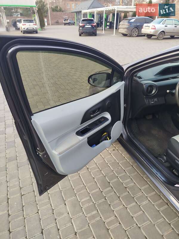 Хэтчбек Toyota Prius C 2014 в Кропивницком