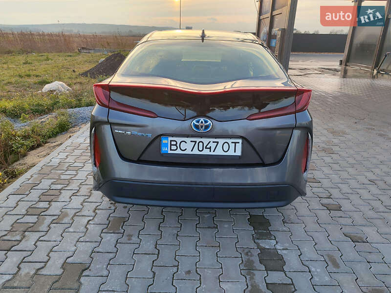 Хетчбек Toyota Prius Prime 2016 в Жовкві