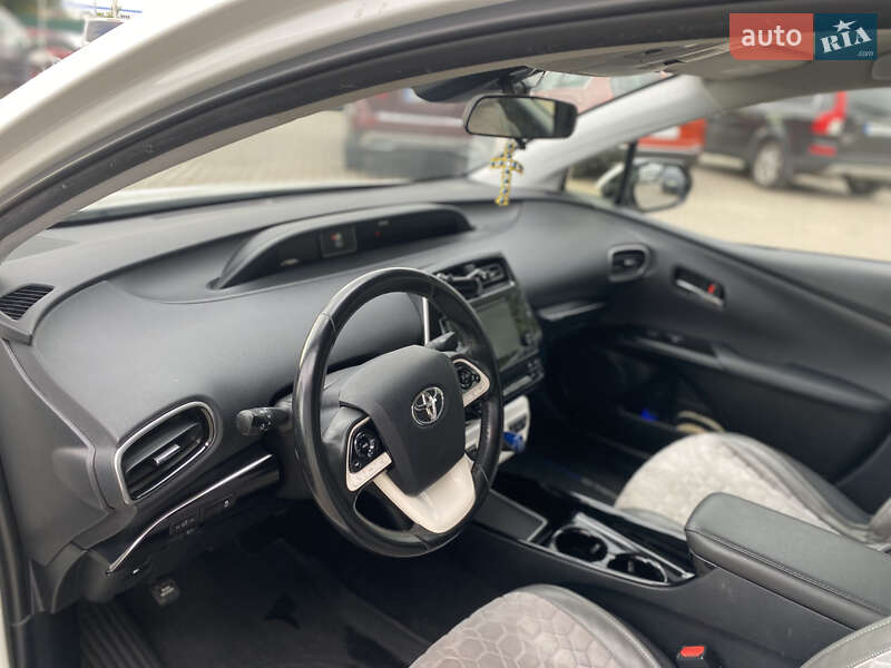 Хэтчбек Toyota Prius Prime 2017 в Киеве