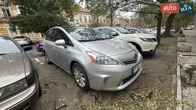 Toyota Prius v 2011