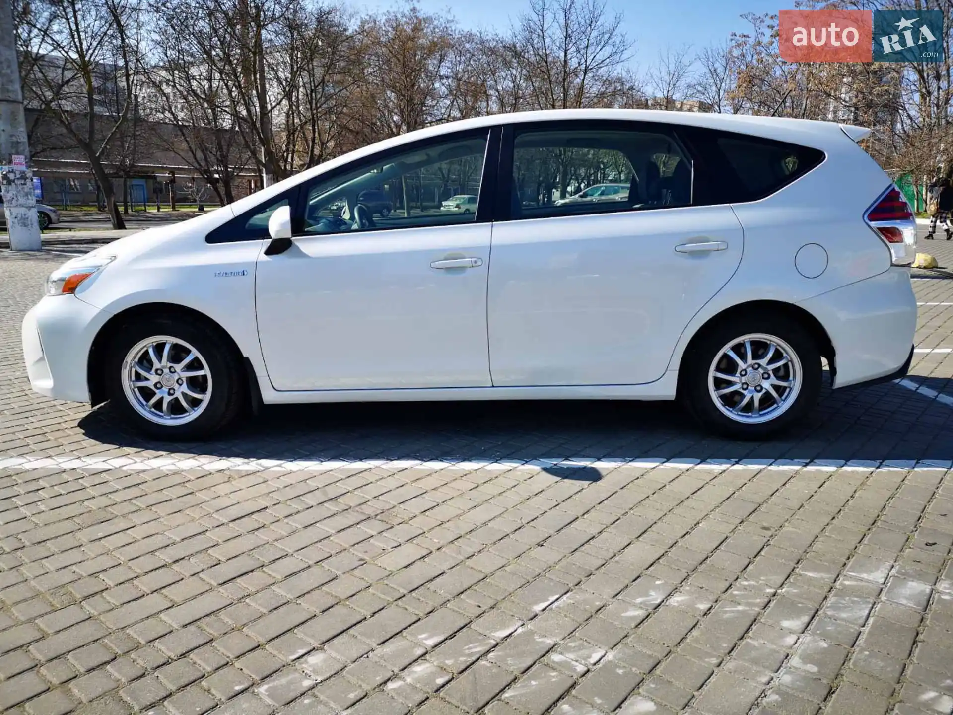 2014 Toyota Prius v (+) - мініатюра 3