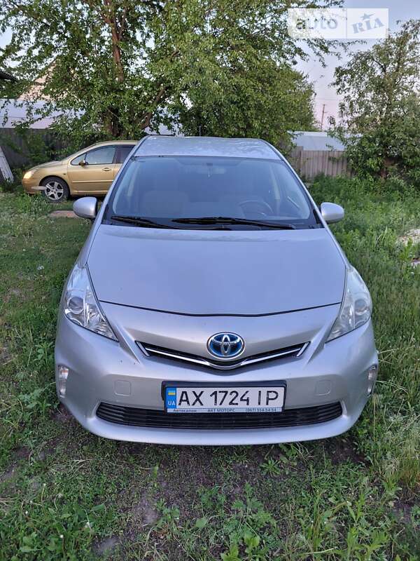 Хетчбек Toyota Prius v 2013 в Харкові