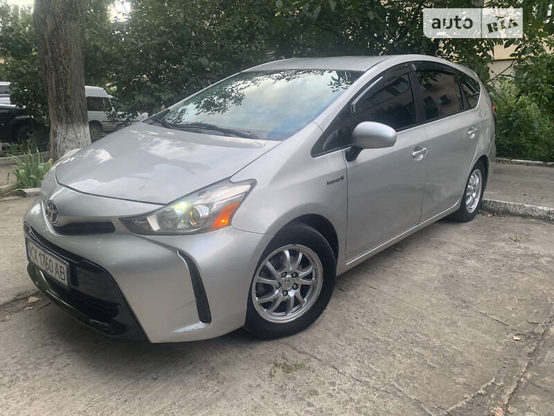 Toyota Prius v 2015