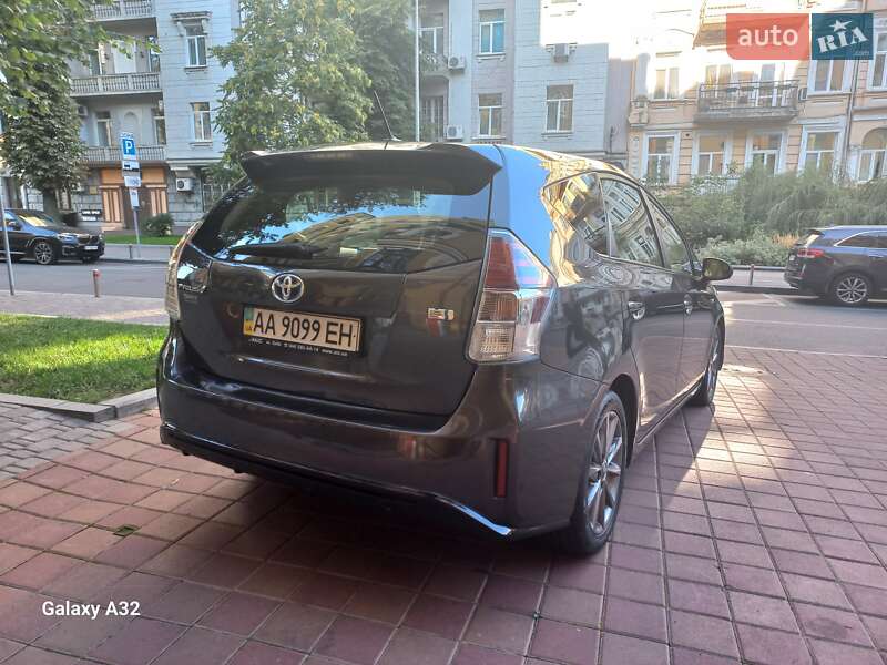 Универсал Toyota Prius v 2015 в Киеве