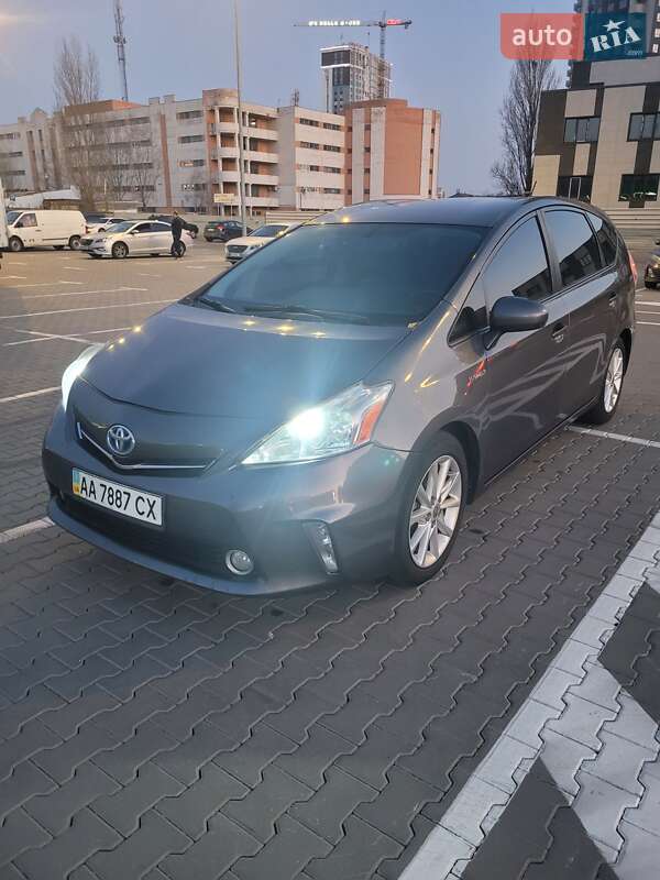 Универсал Toyota Prius v 2013 в Киеве
