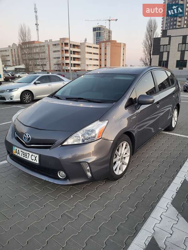 Универсал Toyota Prius v 2013 в Киеве