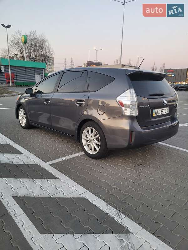 Универсал Toyota Prius v 2013 в Киеве