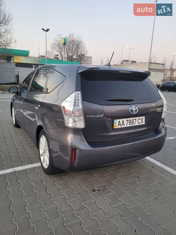 Универсал Toyota Prius v 2013 в Киеве