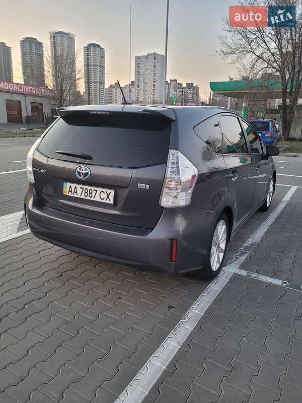 Универсал Toyota Prius v 2013 в Киеве
