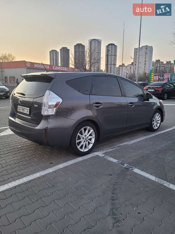 Универсал Toyota Prius v 2013 в Киеве