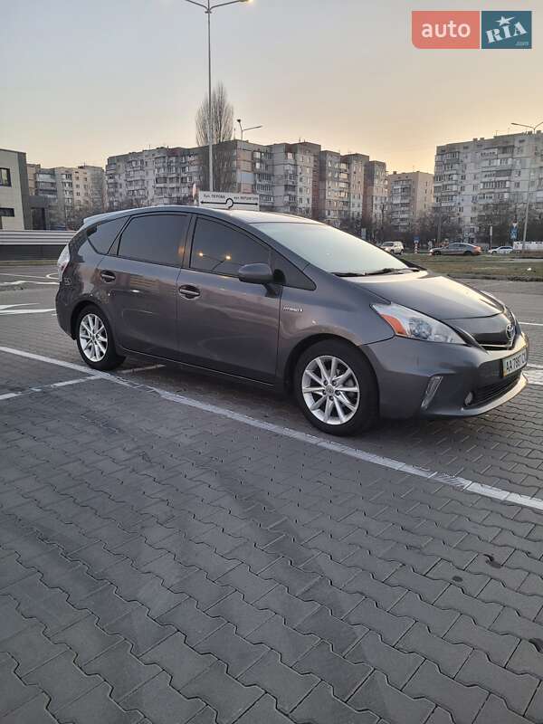 Универсал Toyota Prius v 2013 в Киеве